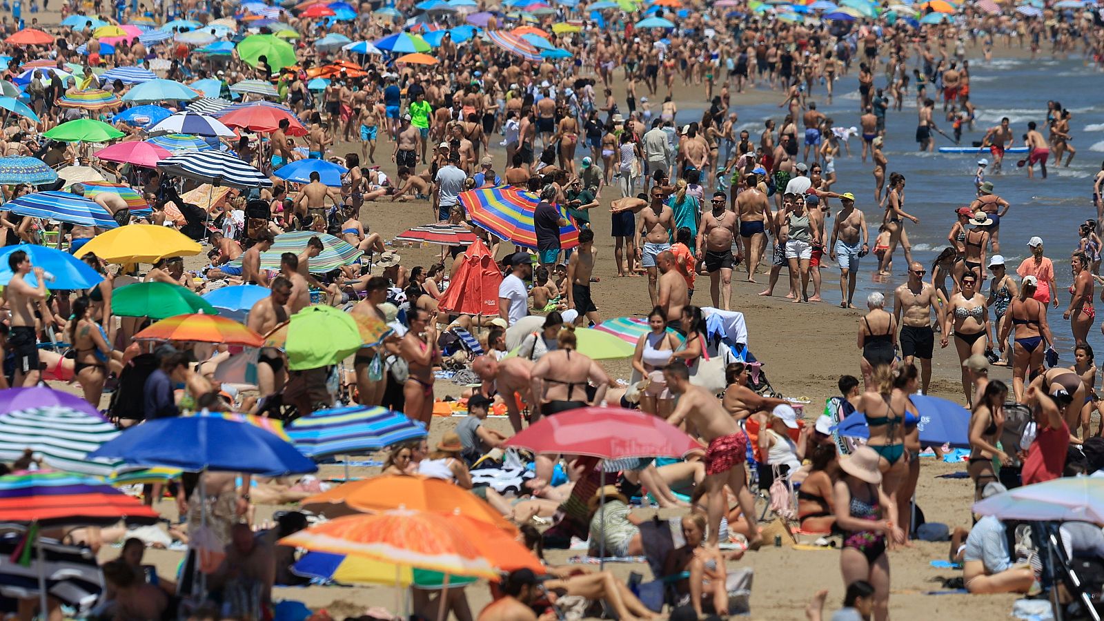 La playa de la Malvarrosa en Valencia, abarrotada por las altas temperaturas este domingo 25 de mayo