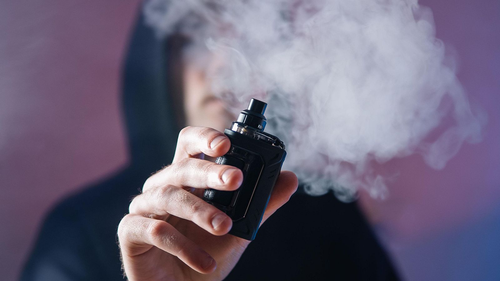 Un jove sosté un vaper davant la càmera | GETTY