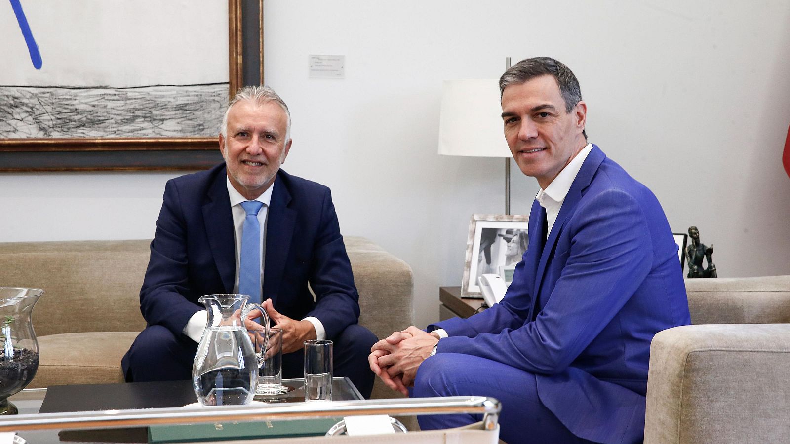 El ministro de Política Territorial y Memoria Democrática, Ángel Víctor Torres, y el presidente del Gobierno, Pedro Sánchez, durante una reunión previa al Consejo de Ministros