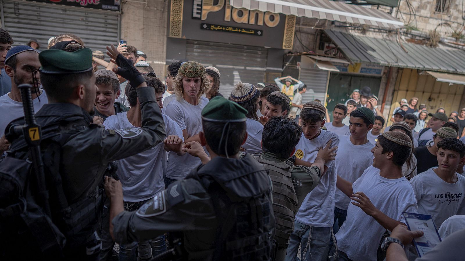 Israelíes de extrema derecha se enfrentan a palestinos y activistas en la Marcha de las banderas en Jerusalén