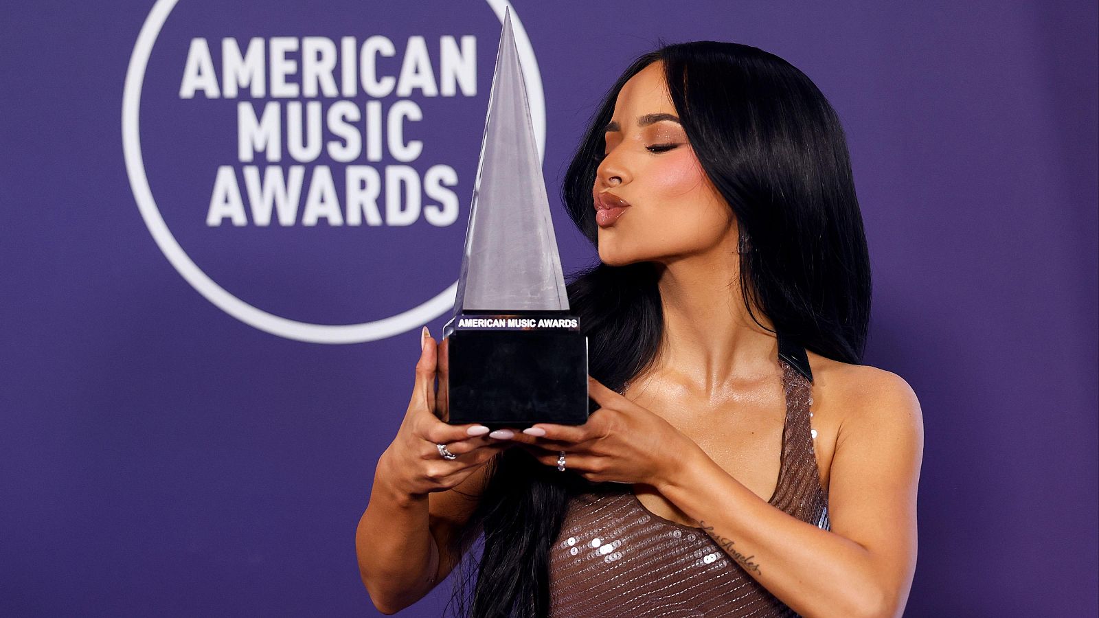 La cantante Becky G posa con el American Music Award a artista latina favorita