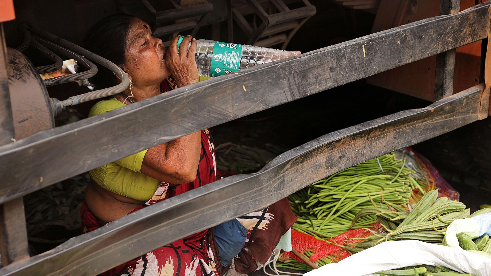 Una mujer se refresca en la primera ola de calor este mayo, en Calcuta, India