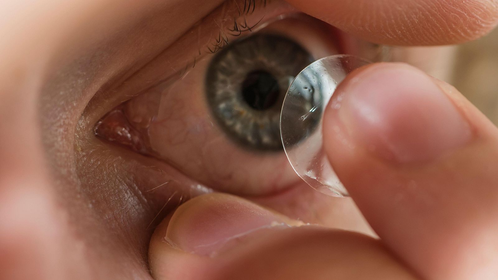 Lentillas infrarrojas que permiten ver en la oscuridad.