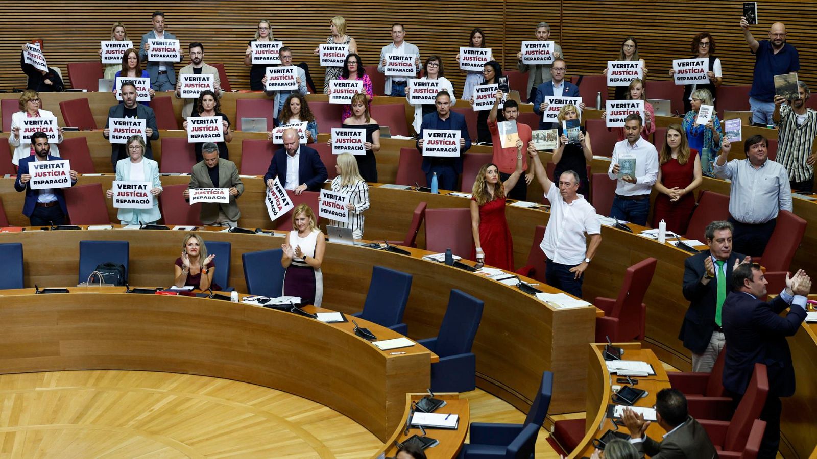 Compromís y PSPV protestan en Les Corts contra la aprobación de la ley de concordia