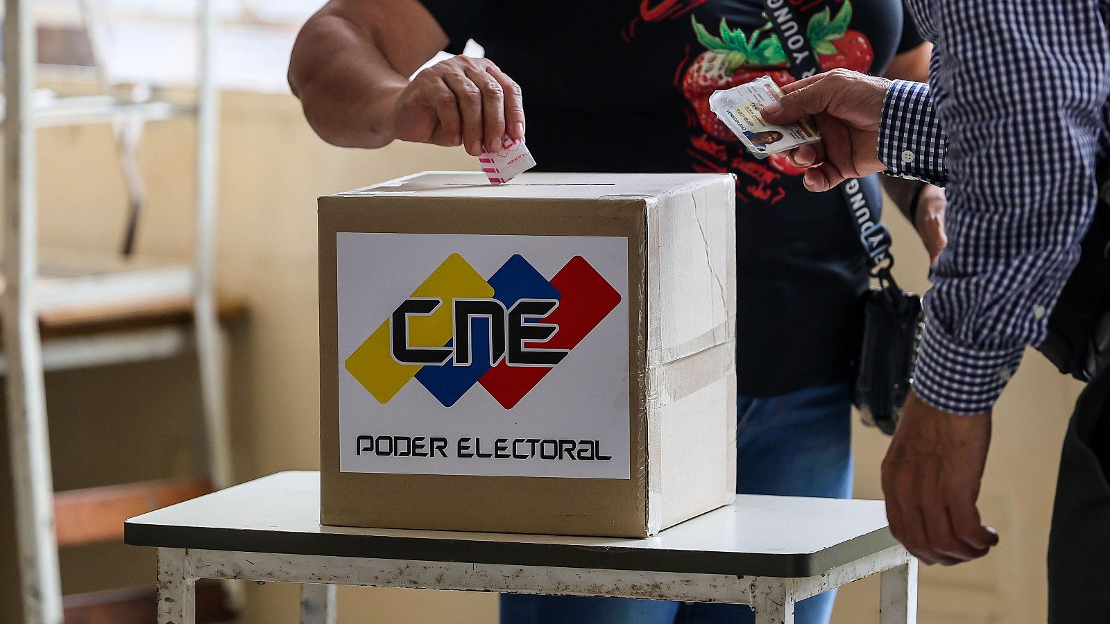 Una persona vota en las elecciones parlamentarias en Carcas, Venezuela.