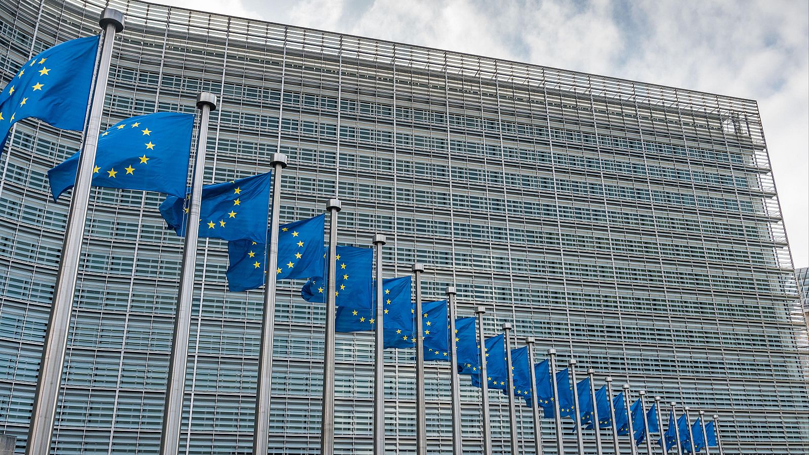 Bruselas no ve motivos para que el Gobierno bloquee la OPA de BBVA y vigila que su decisión se ajuste a la ley