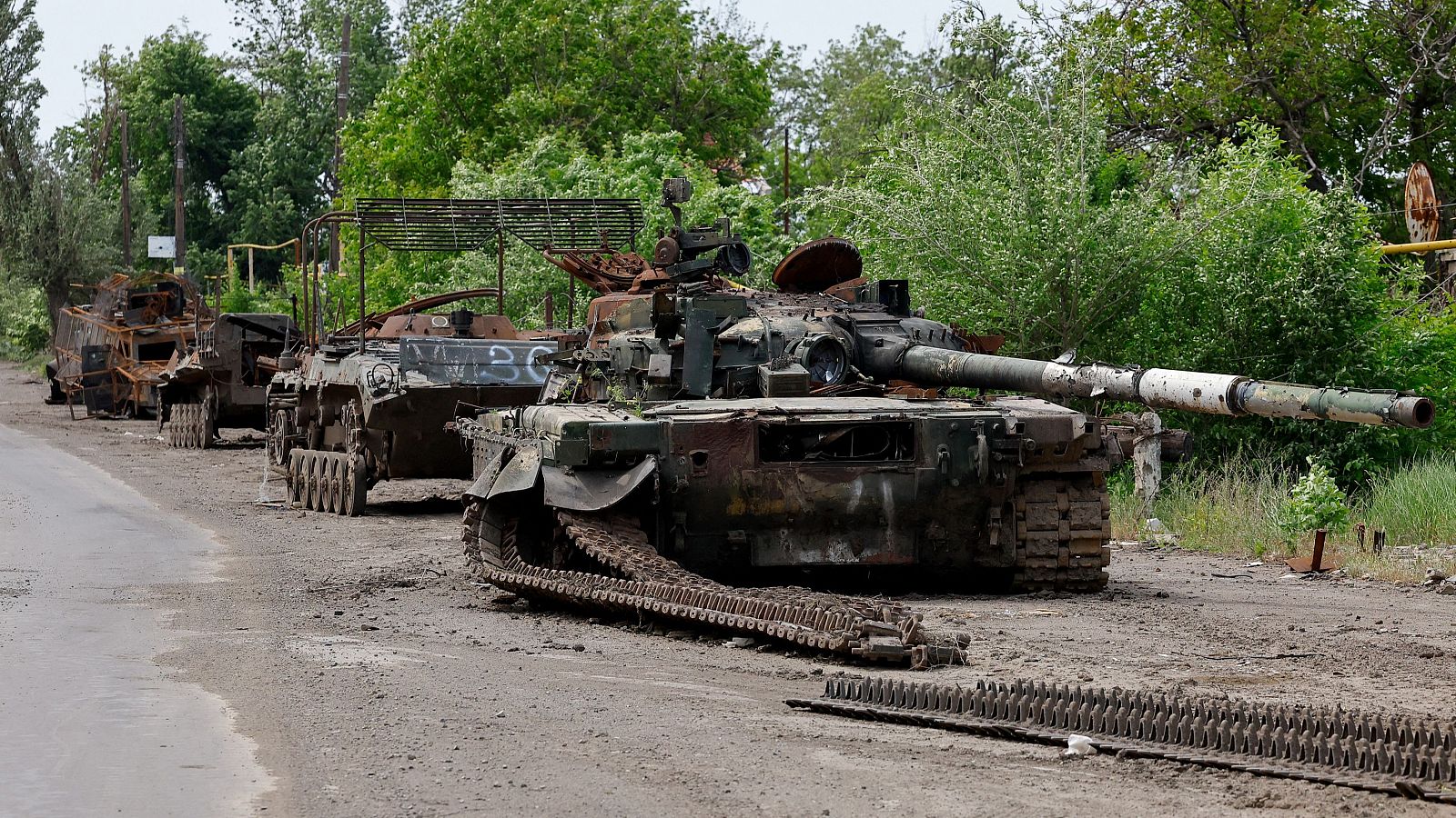 Una columna abandonada de vehículos blindados destruida en el pueblo de Mykilske