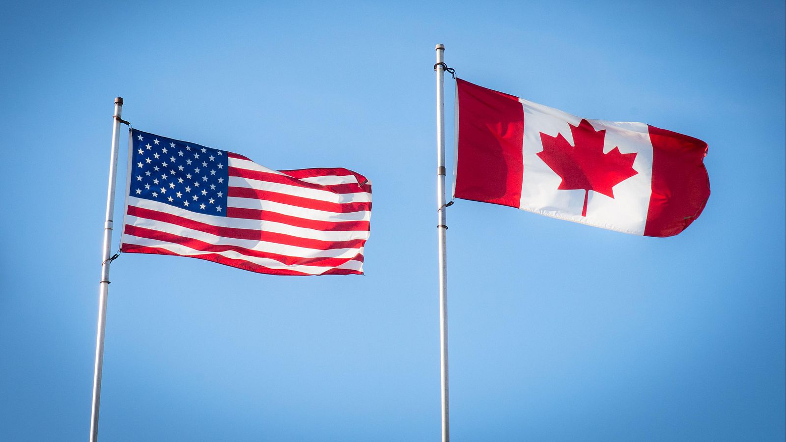 Una bandera estadounidense ondeando junto a otra canandiense