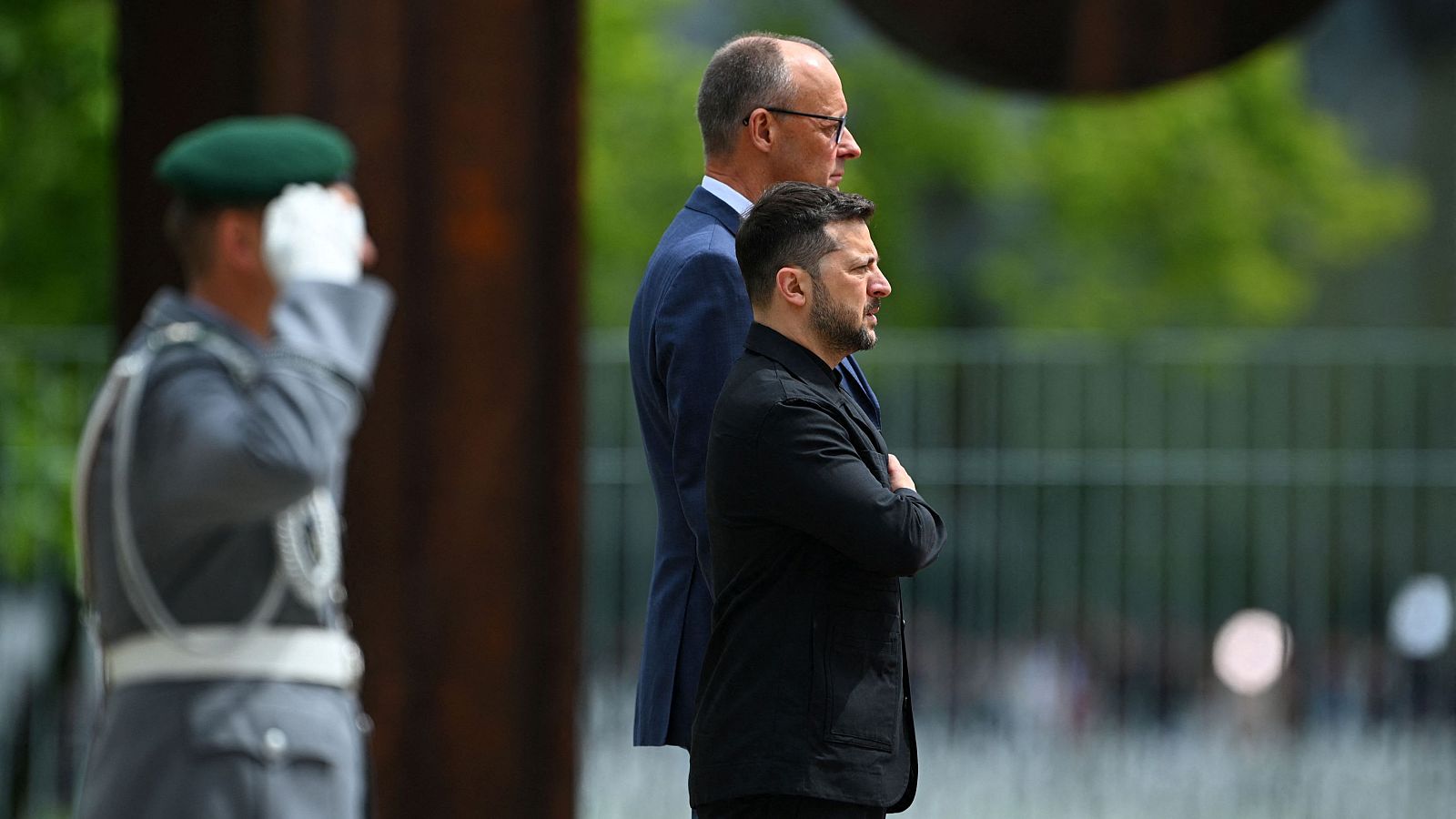Merz y Zelenski durante los himnos nacionales en Berlín