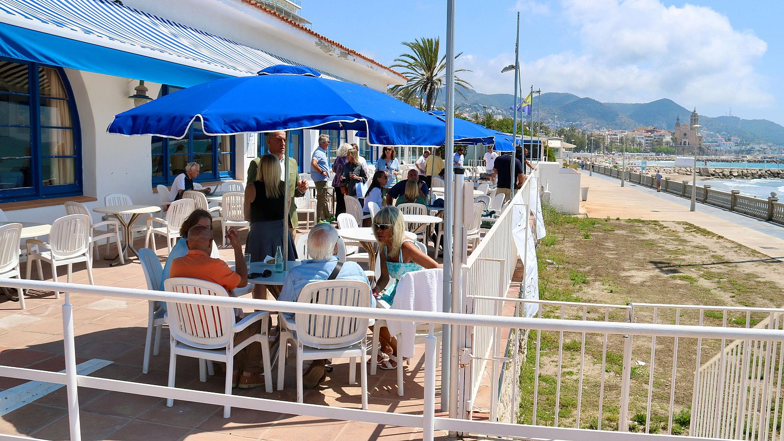 Socis a la terrassa del Club de Mar de Sitges pendent de l'execució de l'enderrocament