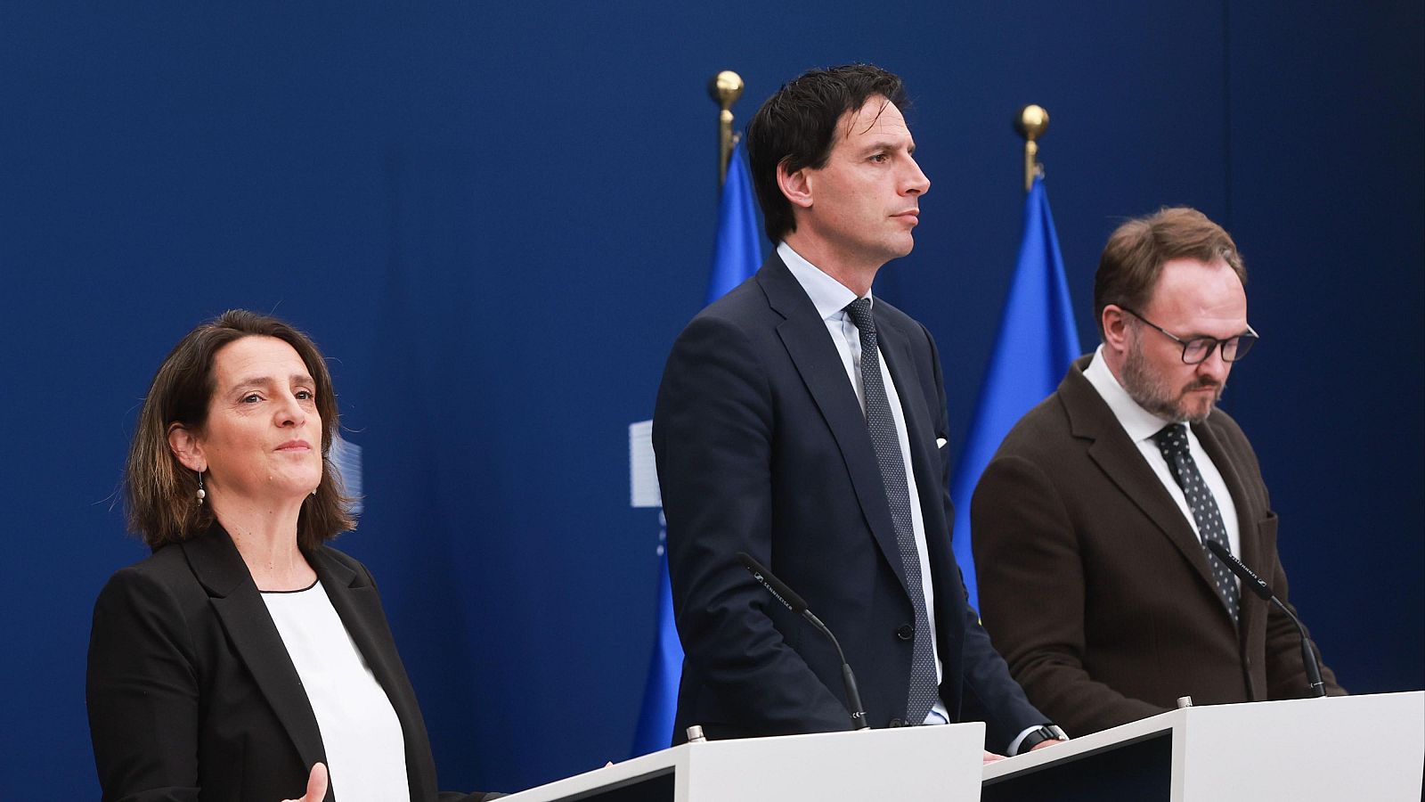 La vicepresidenta de Transicioón Limpia, Teresa Ribera, el comisionado de Clima, Wopke Hoekstra y el comisionado europeo de Energía, Dan Jorgensen.