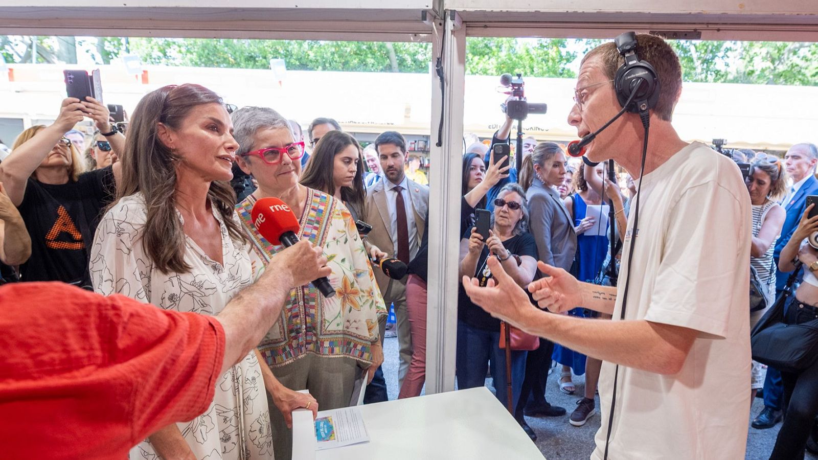La reina Letizia, en el estand de RTVE en la Feria del Libro