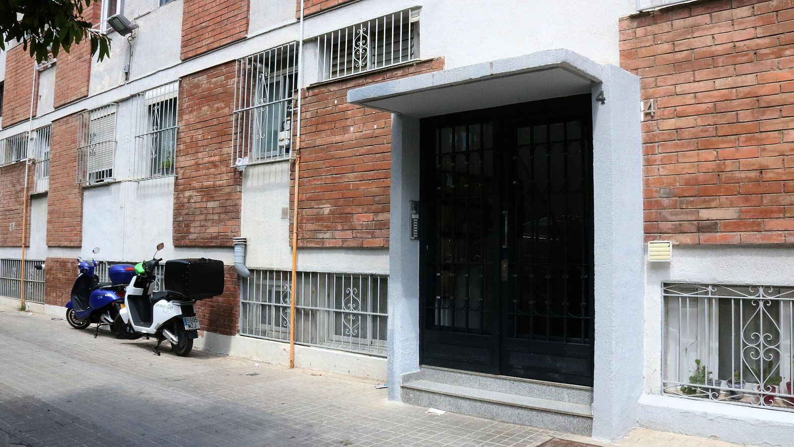 Entrada de l'edifici de Barcelona on ha aparegut el cos sense vida de la víctima