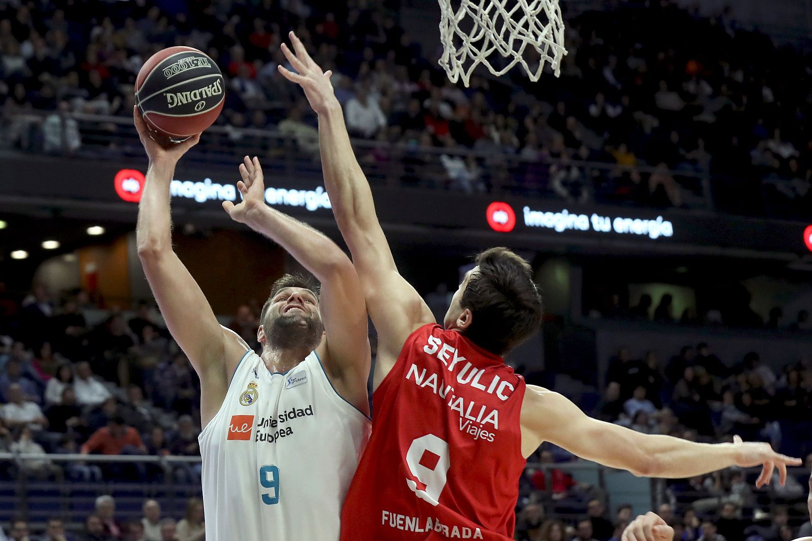 Felipe Reyes entra a canasta ante Blagota Sekulic, del Fuenlabrada.