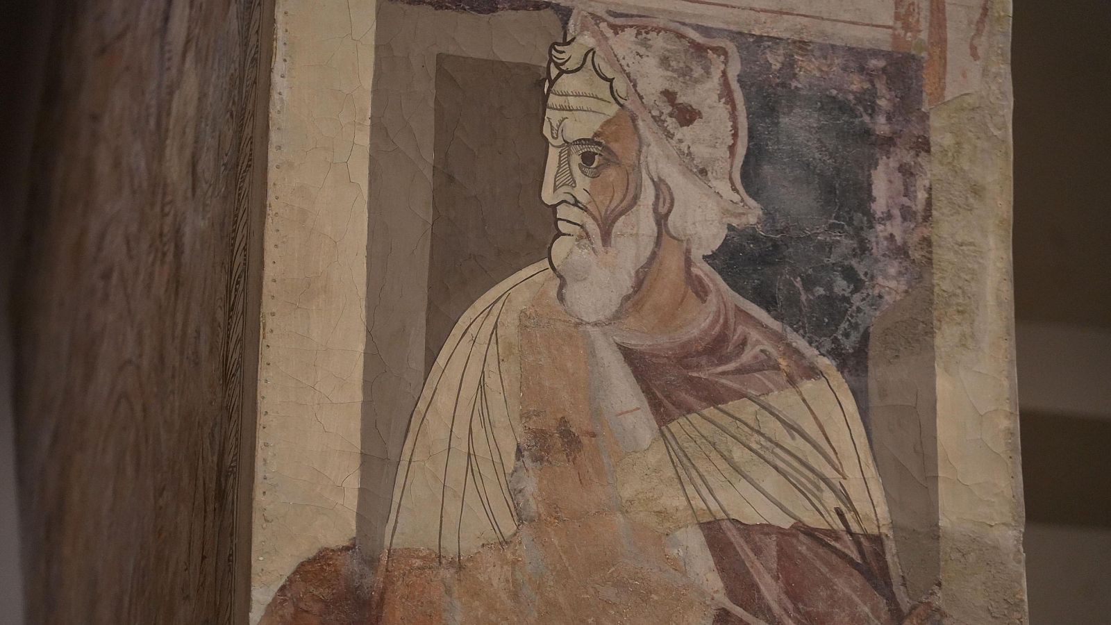 Detall d'una de les pintures murals de Sixena exposades al MNAC, a Barcelona