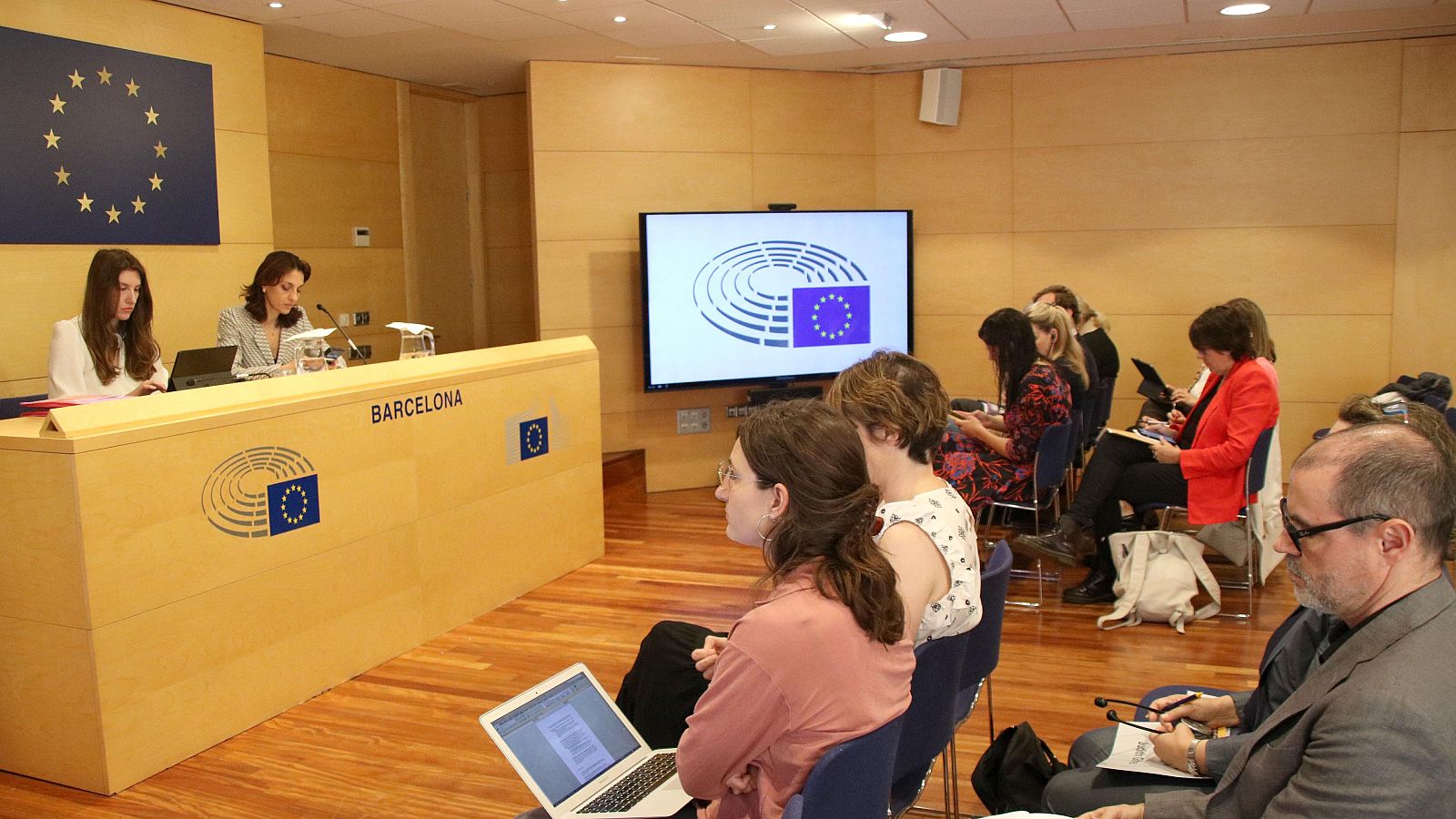 La trobada entre els eurodiputats i experts en habitatge a l'oficina del Parlament Europeu a Barcelona | ACN: Albert Hernández
