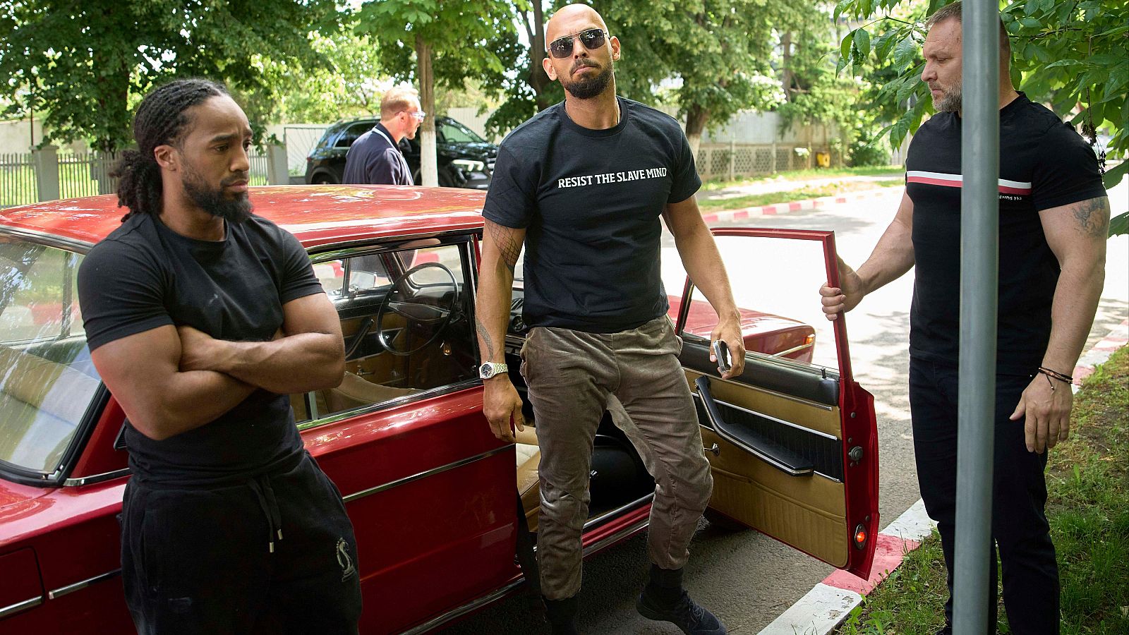 El personaje público Andrew Tate, en su llegada a la central de la Policía en Rumanía