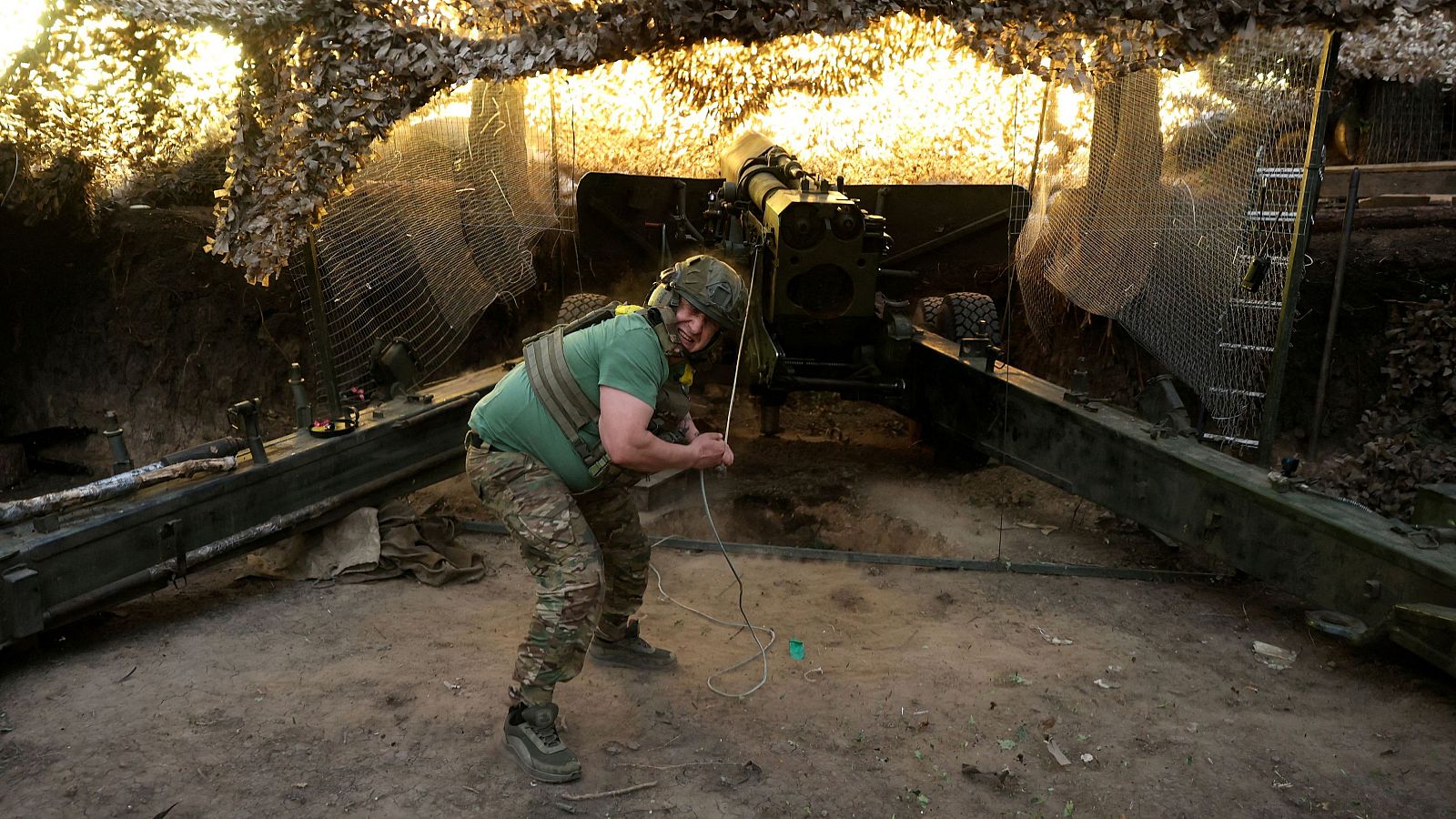 Un soldado de la 15ª Brigada "Kara-Dag" de Ucrania dispara un obús 2A36 Giatsint-B cerca de la ciudad de Kupiansk