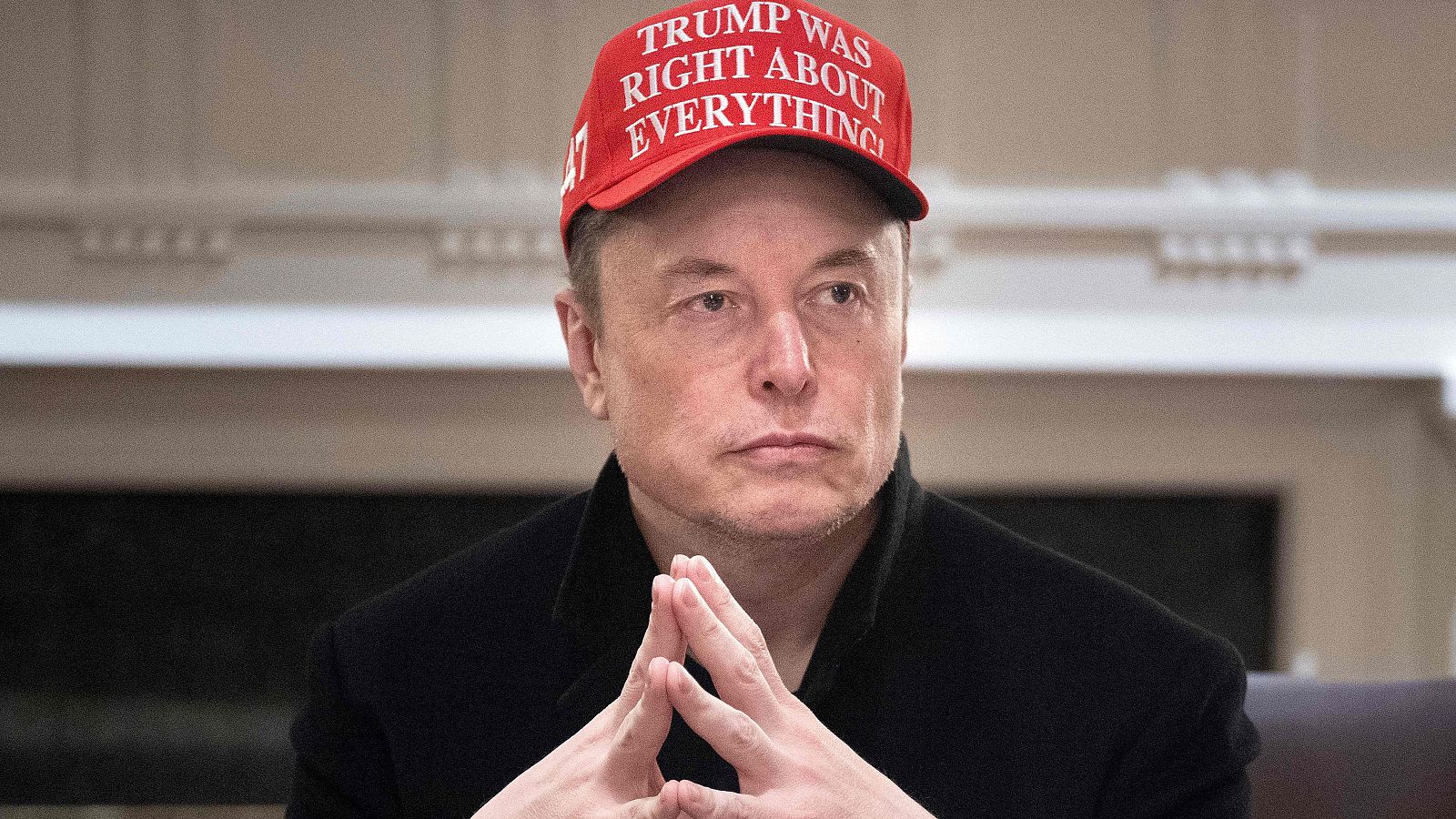 El magnate Elon Musk con una gorra con la frase "Trump tenía razón en todo"