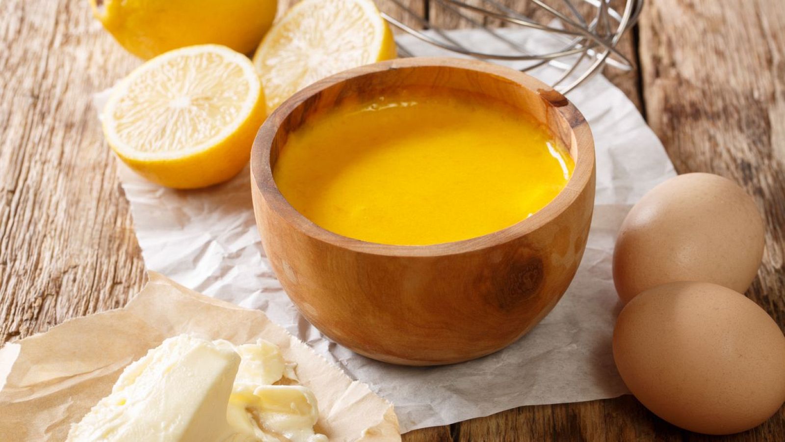 La salsa holandesa es una de las cinco salsas madres de la cocina clásica junto con la de tomate, la española, la velouté y la bechamel.