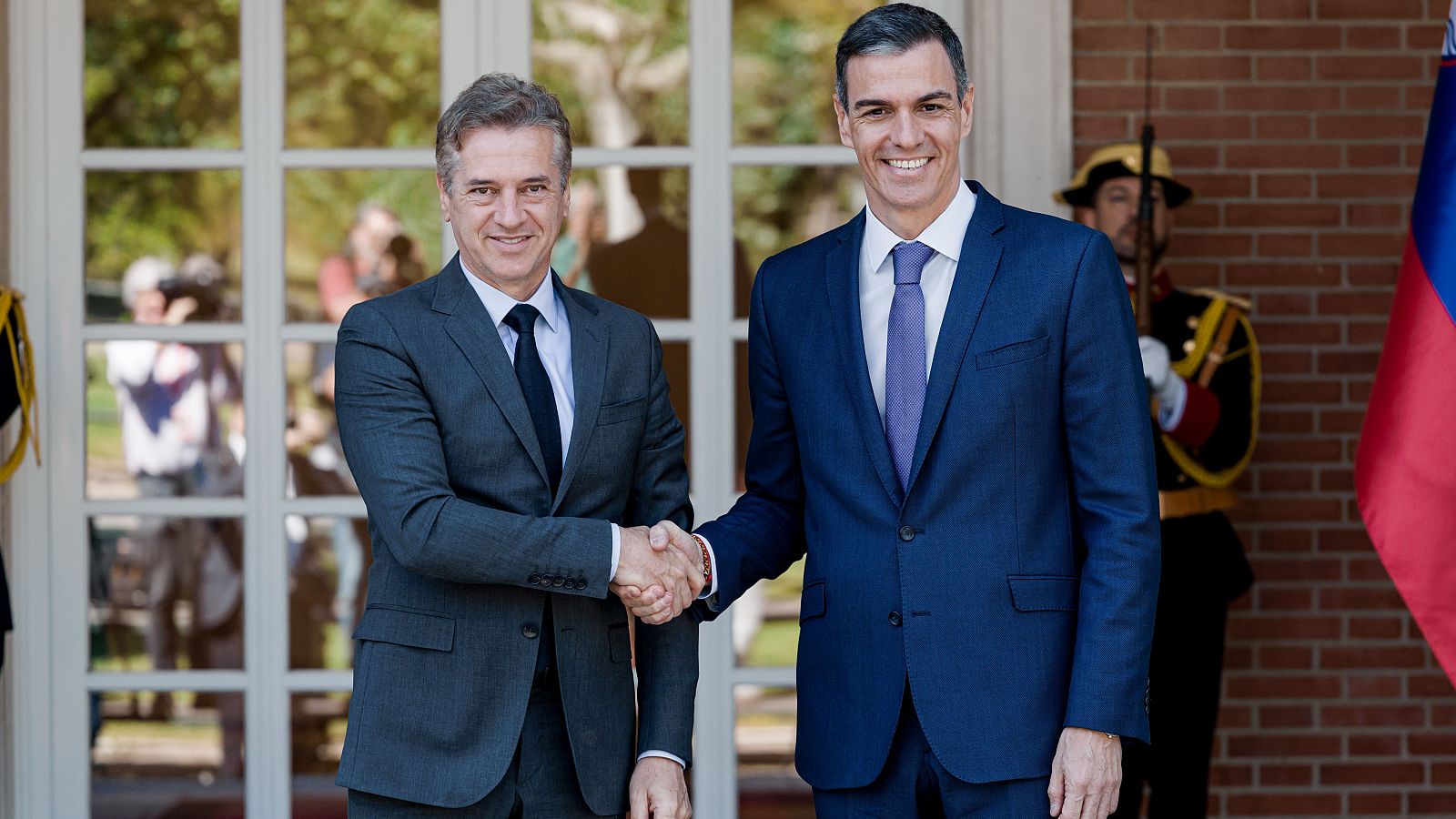 Sánchez recibe al primer ministro de la República de Eslovenia, Robert Golob, en la Moncloa