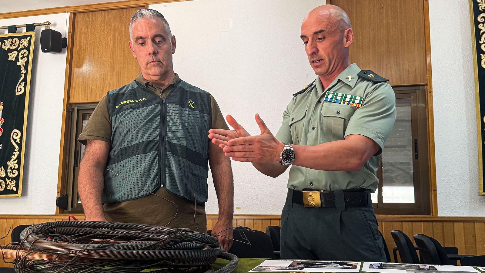 Dos guardias civiles frente a parte del cobre requisado durante la opreación Kuroma