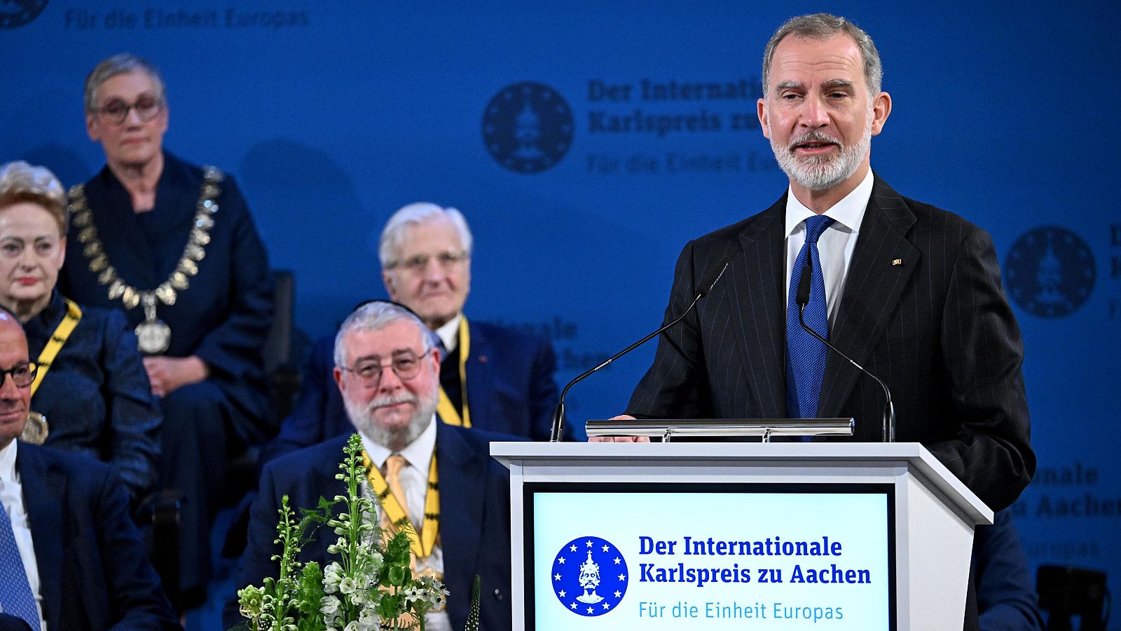 Felipe VI habla durante la ceremonia del Premio Internacional Carlomagno