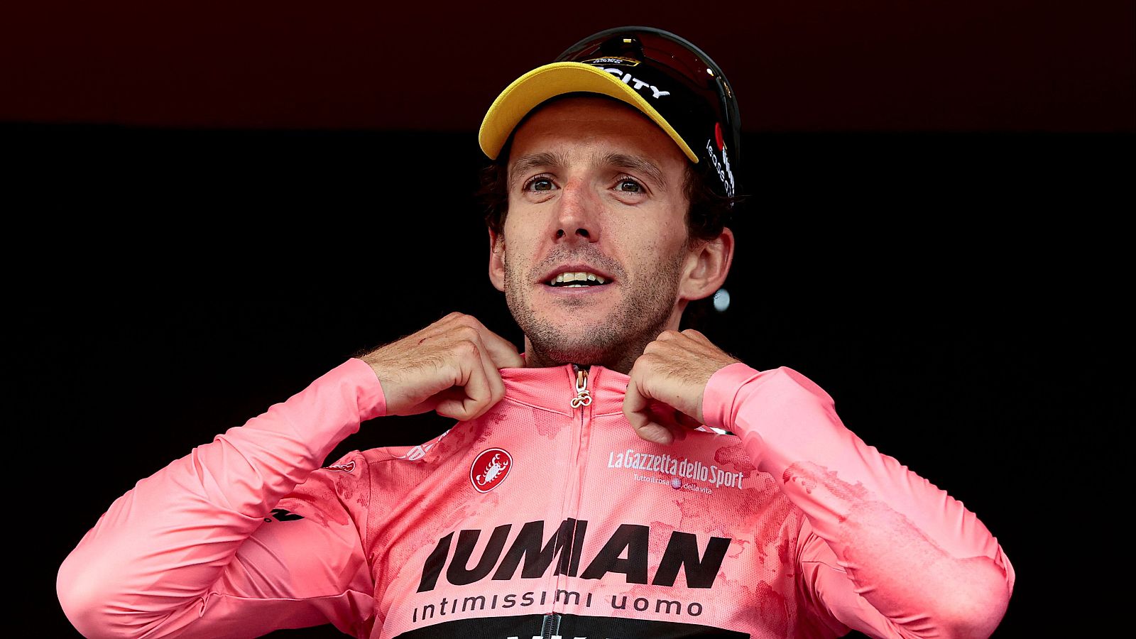 Simon Yates vestido con el Maillot Rosa