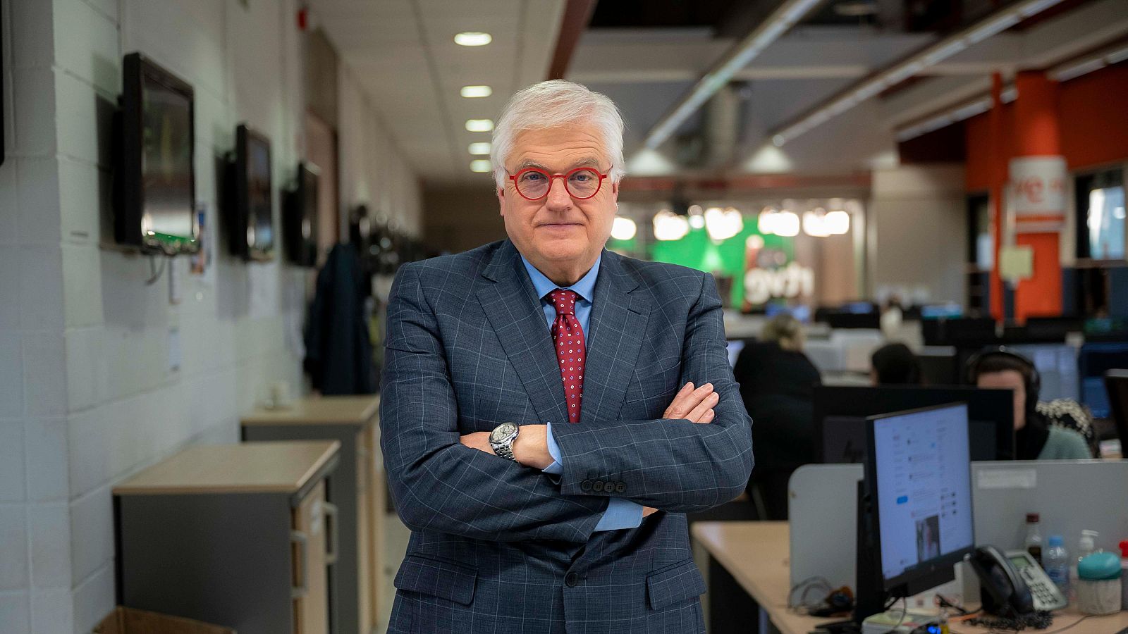 El presentador d''Aquí parlem' a la redacció de RTVE Catalunya