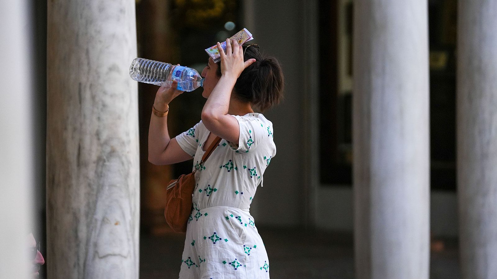 Una mujer se refresca en Sevilla, que marca máximas de 40 grados este mayo