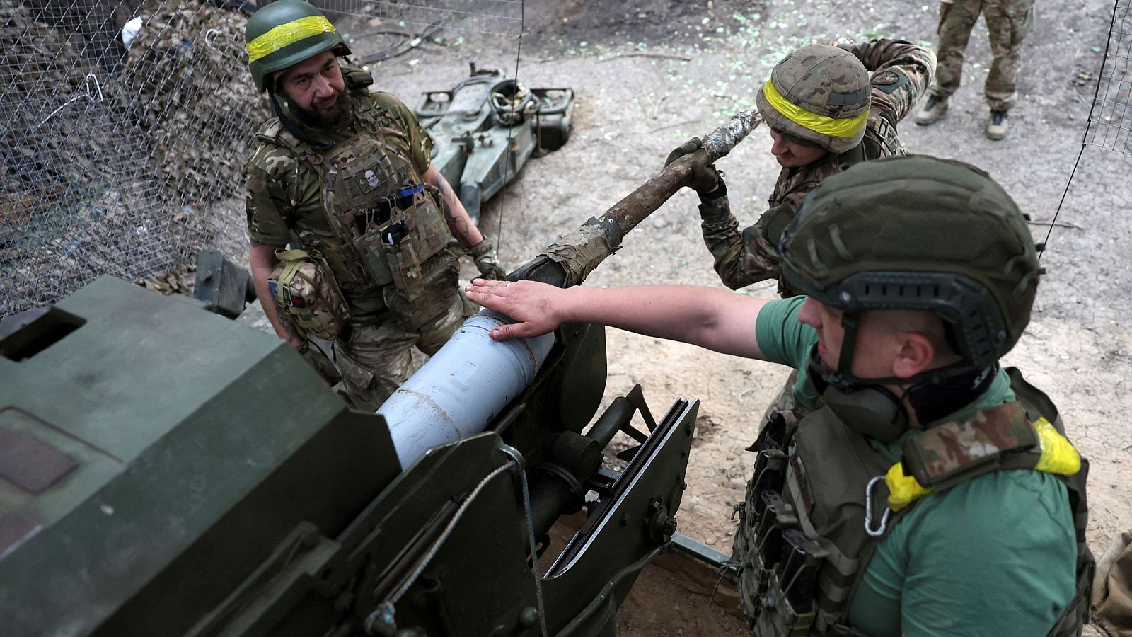 Militares ucranianos cargan un obús cerca de la ciudad de Kupiansk, Járkov