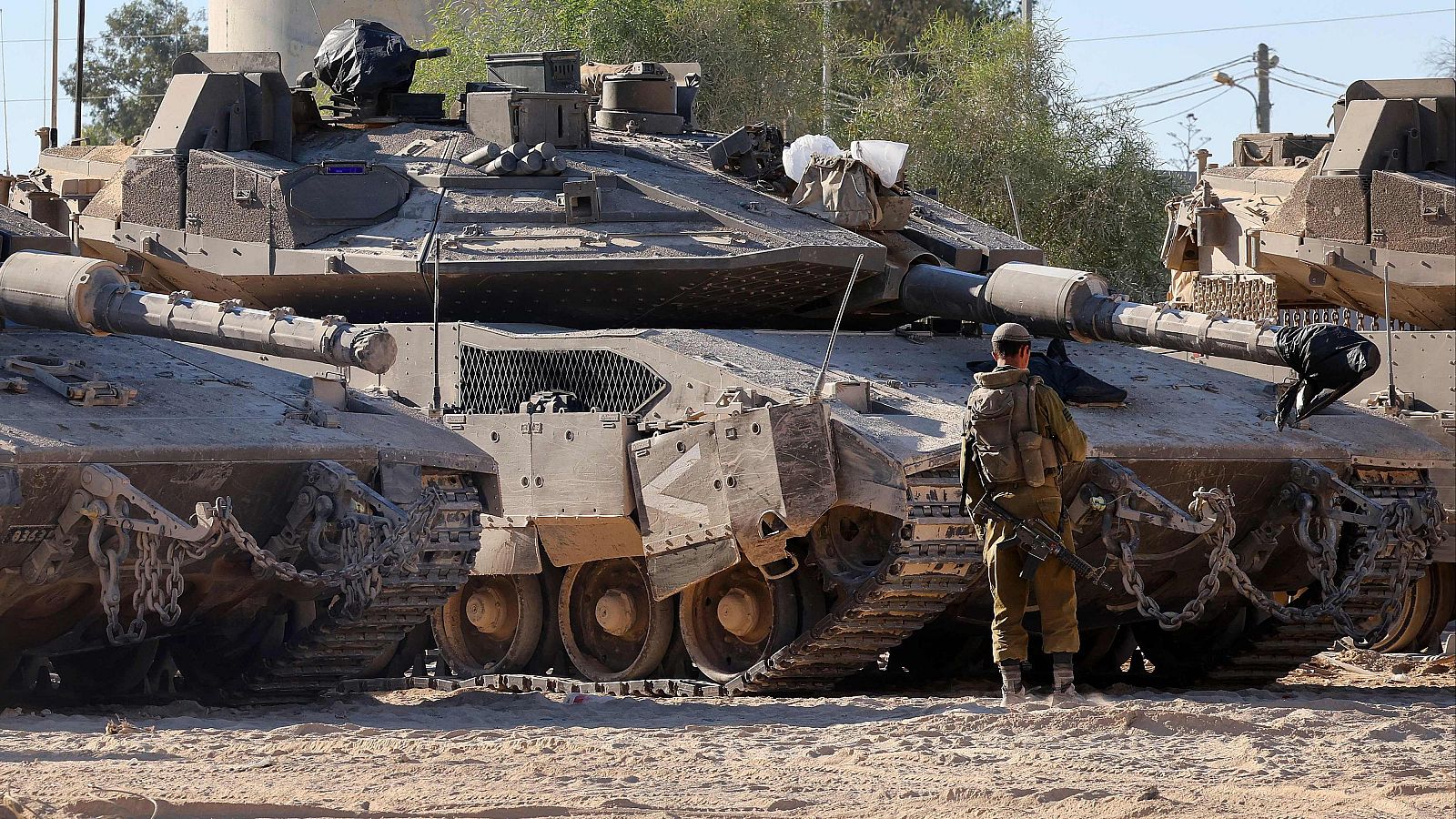 Un soldado del ejército israelí junto a un tanque desplegado en la frontera con la Franja de Gaza