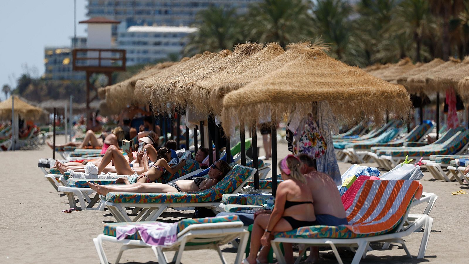 Turistas en la playa del Bajoncillo de Torremolinos