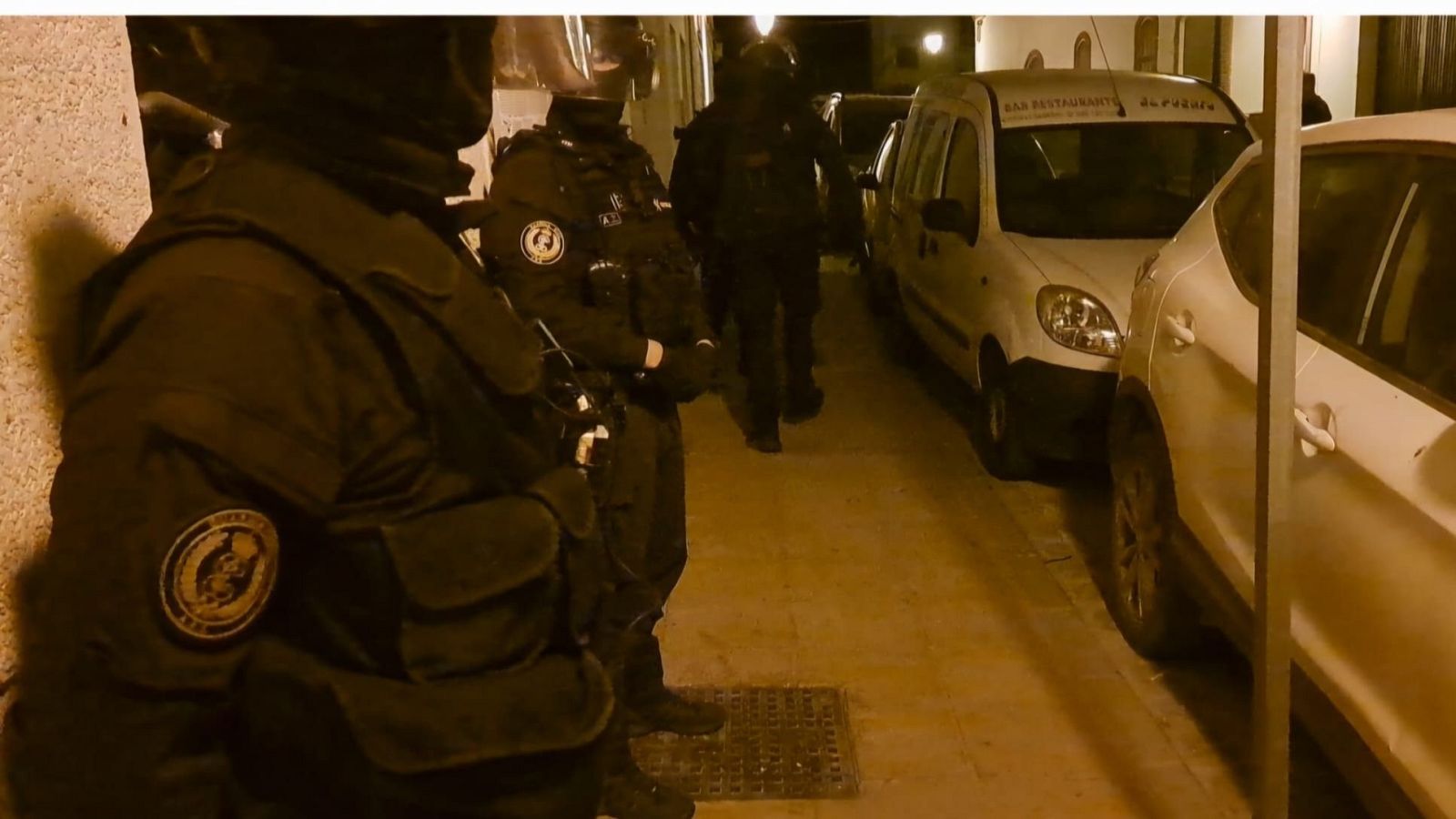 Agentes de la Policía durante uno de los registros dentro de la operación Góngora,  en la sierra de Cádiz