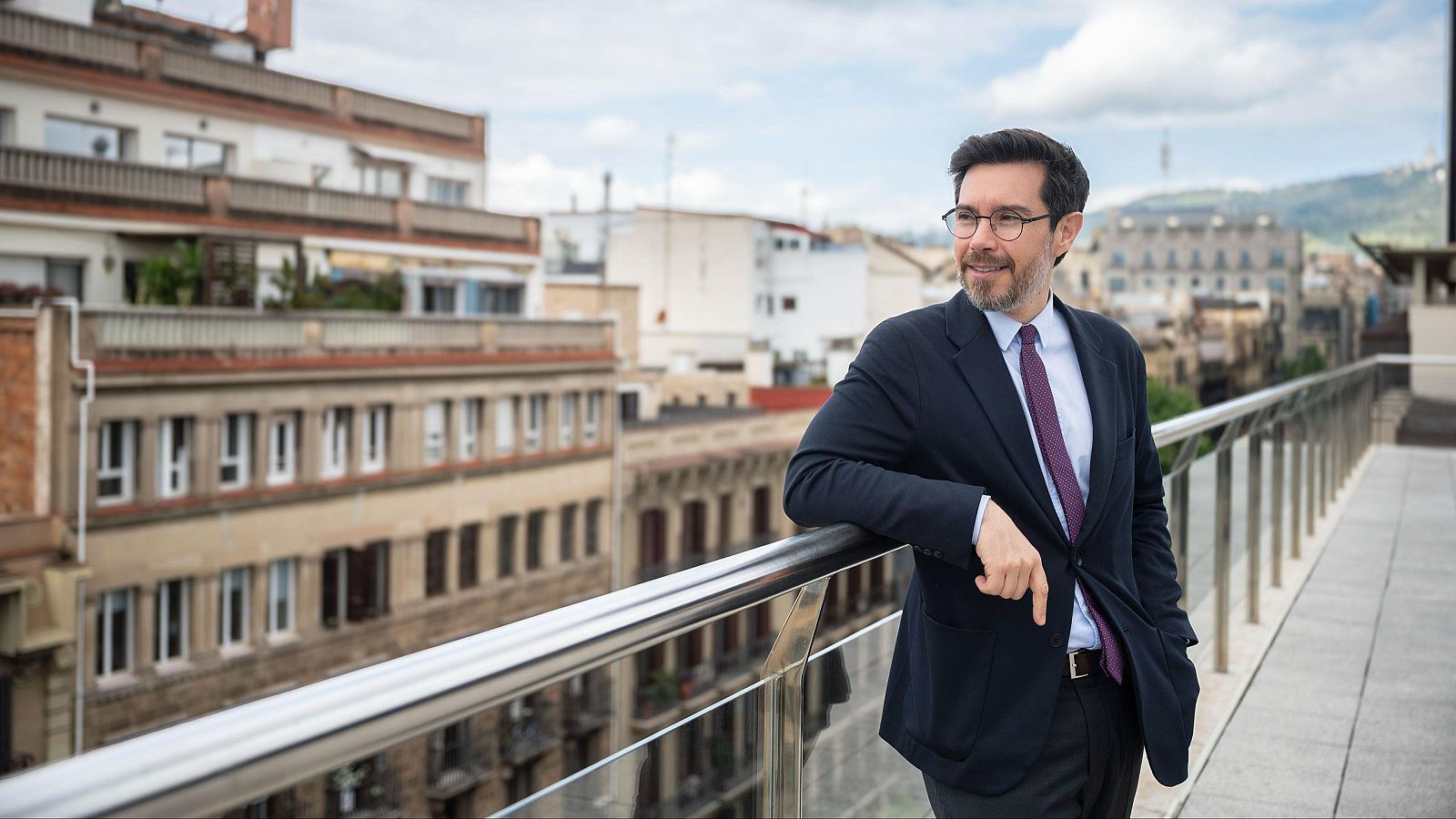 Toni Aira recolzat a una barana al terrat d'un edifici