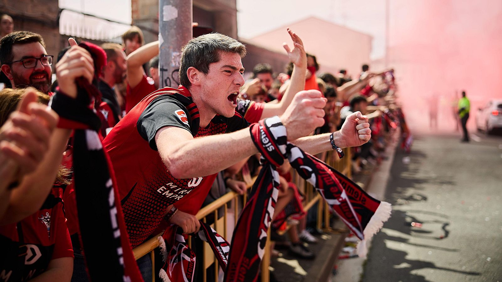 Aficionados del Mirandés animan a su equipo antes de arrancar la jornada 41 de LaLiga Hypermotion.