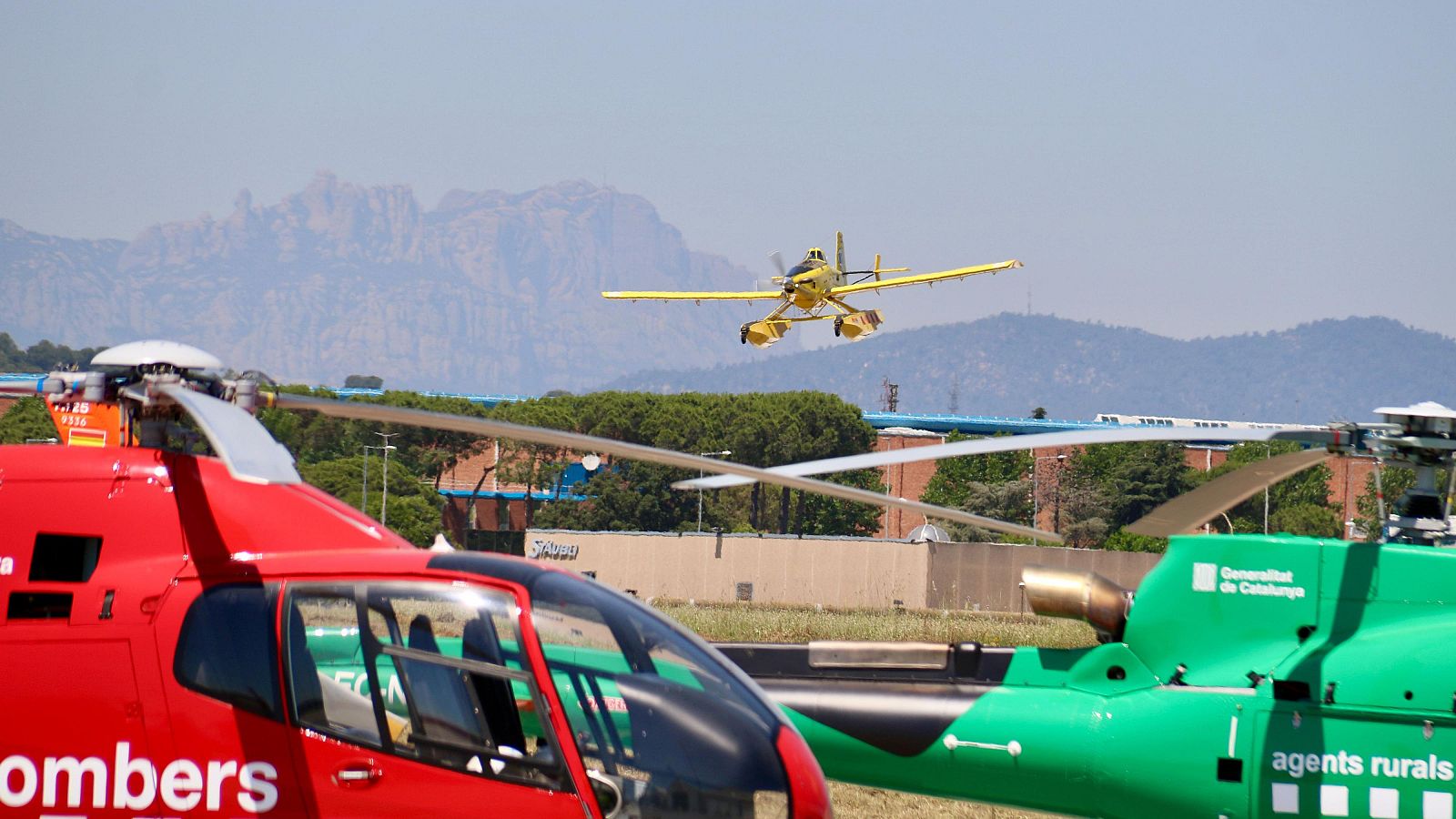 Una avioneta dels Bombers a punt d’aterrar a l’aeroport de Sabadell | ACN