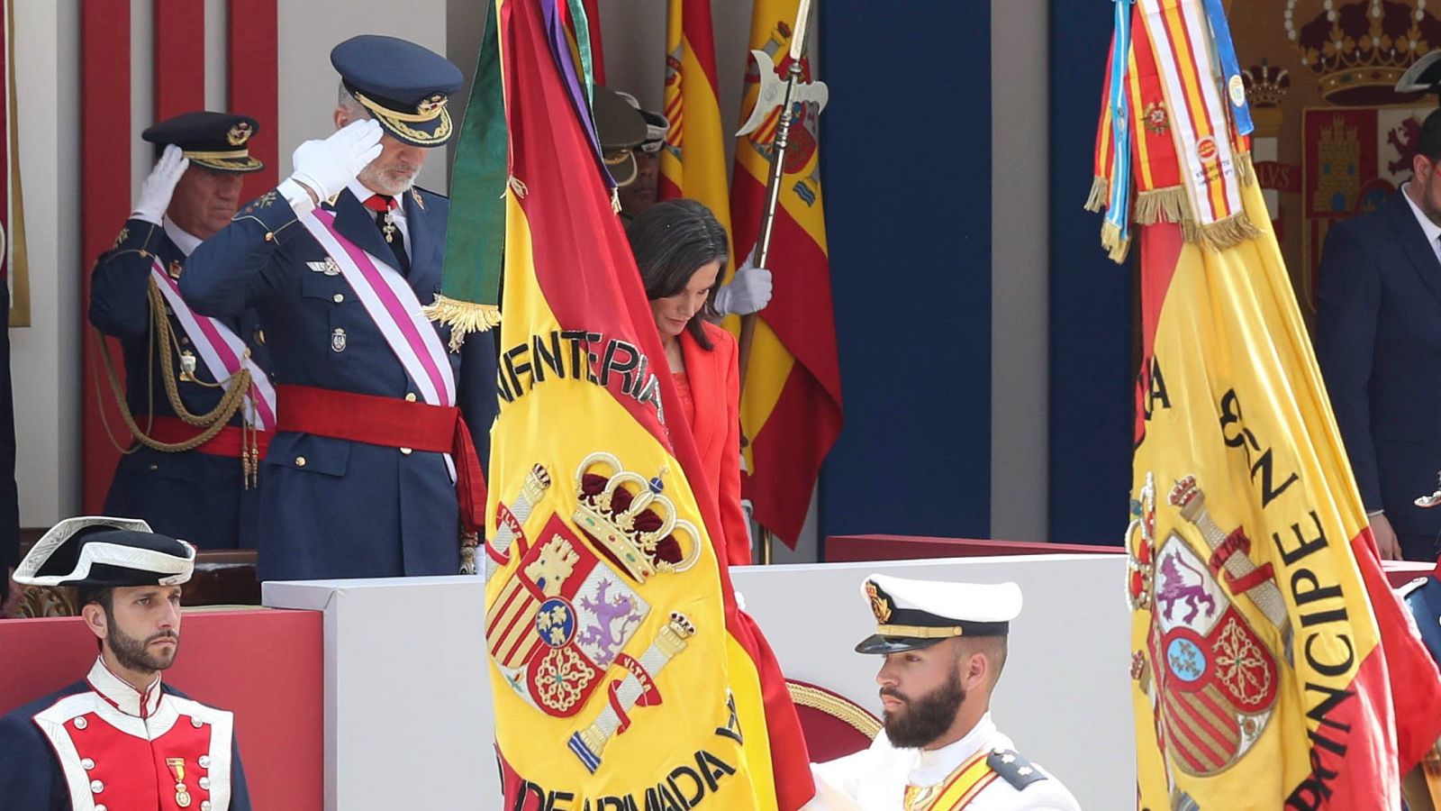 Imagen de archivo de los reyes presidiendo el desfile del Día de las Fuerzas Armadas el año pasado en Oviedo.