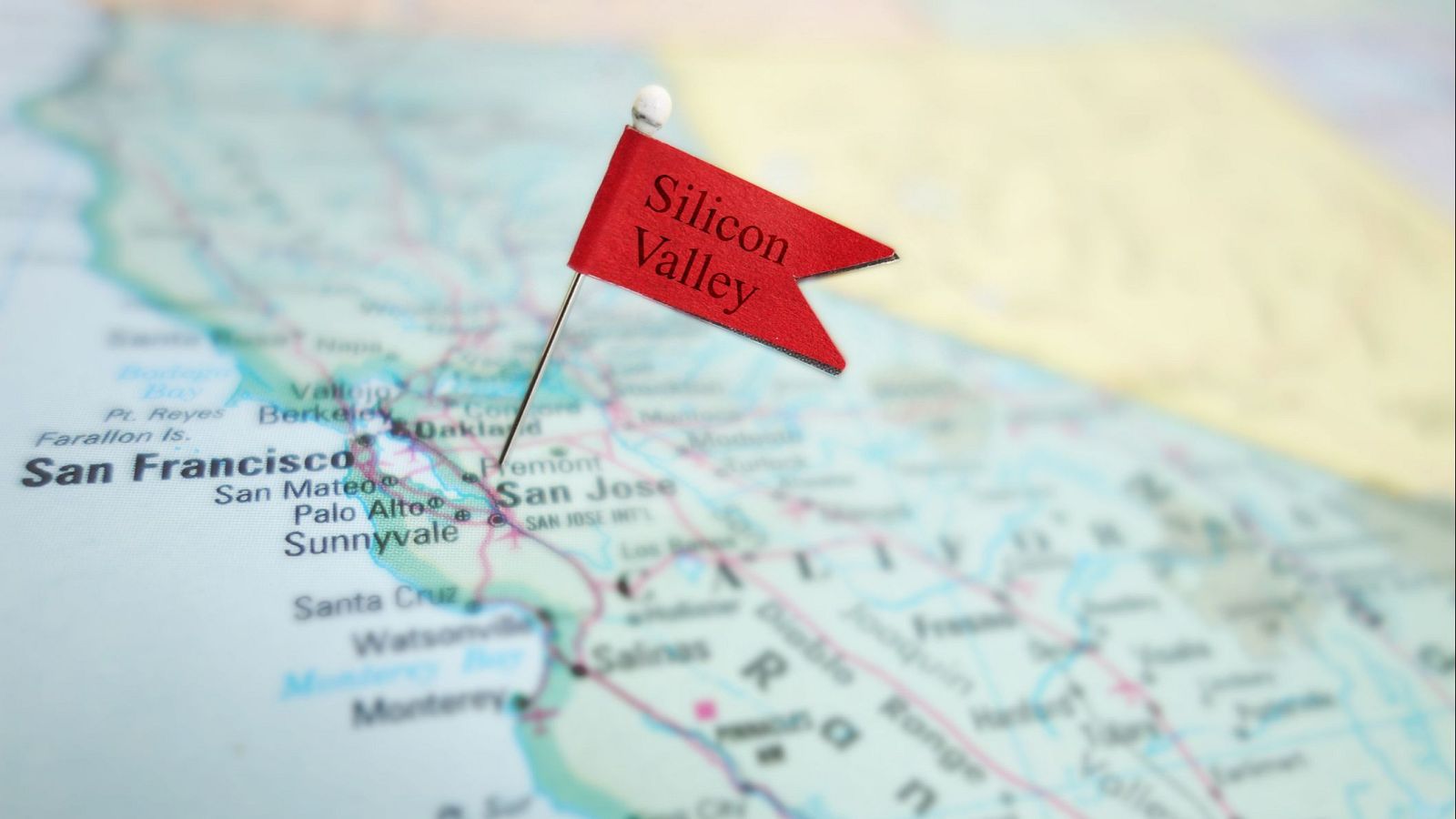 Chincheta roja en forma de banderín señalando Silicon Valley en un mapa de la bahía de San Francisco. Ilustración sobre la economía o los mitos de la región.