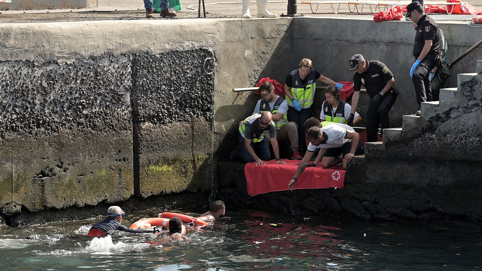 La nueva tragedia del hundimiento de un cayuco en El Hierro llega en plena disputa del Gobierno central con las comunidades autónomas por el reparto de los menores no acompañados.