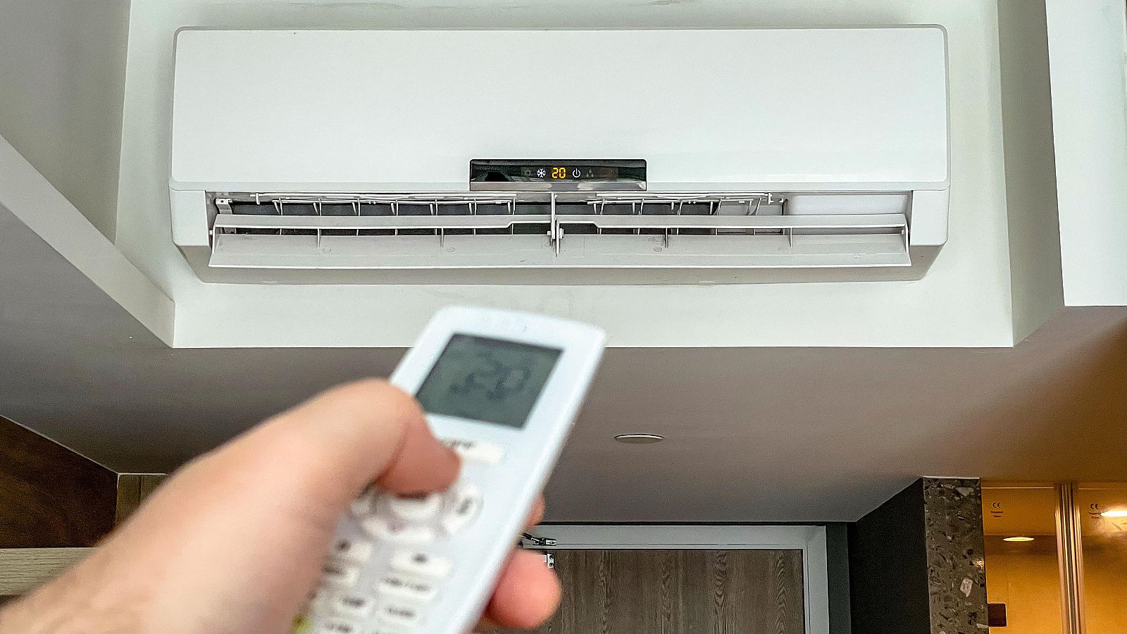 El precio de la luz sube un 66% este martes y alcanza una media de 52 euros/MWh