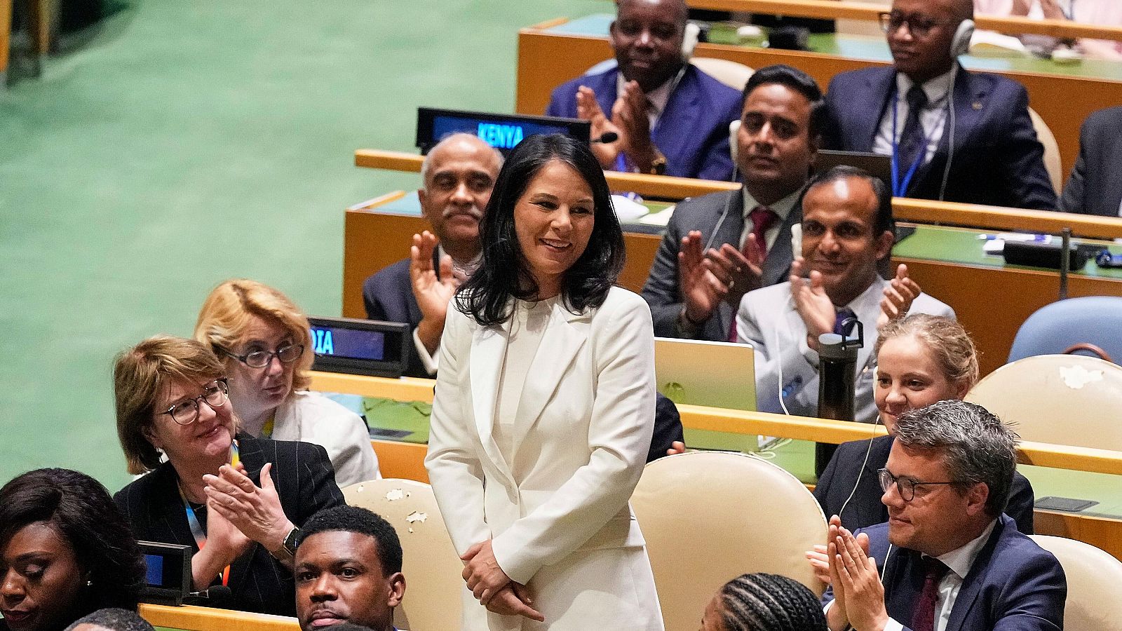 La presidenta electa de la ONU, Annalea Baerbock es aplaudida por la Asamblea General.