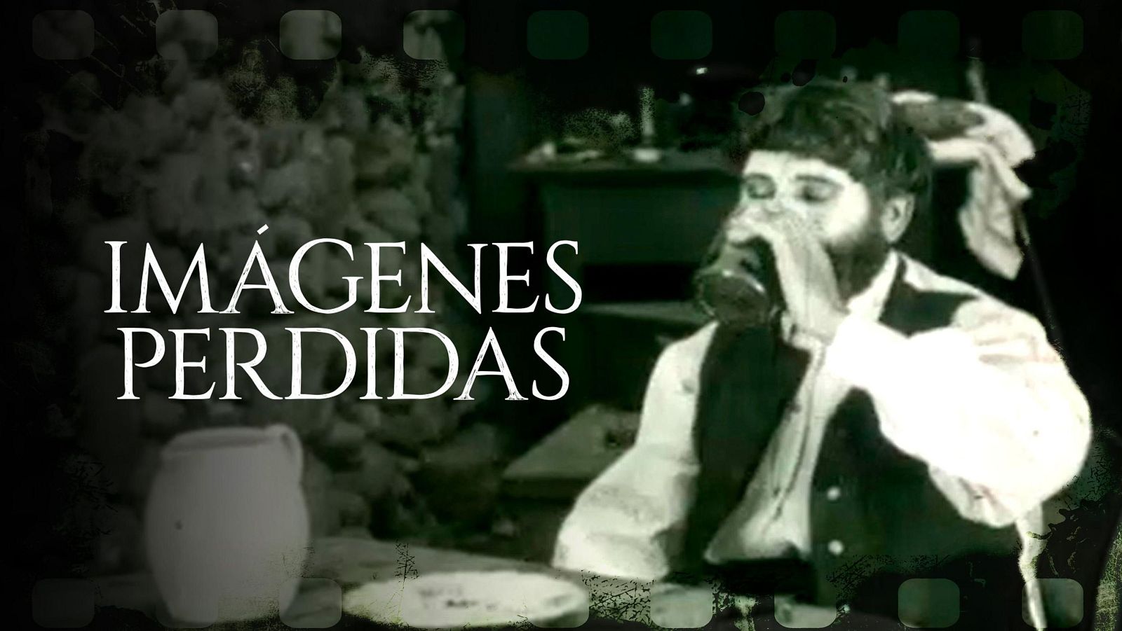 Hombre con barba y bigote, ropa de época, bebiendo de una taza; jarra y plato en la mesa; imagen con efecto de película antigua y título "IMÁGENES PERDIDAS".