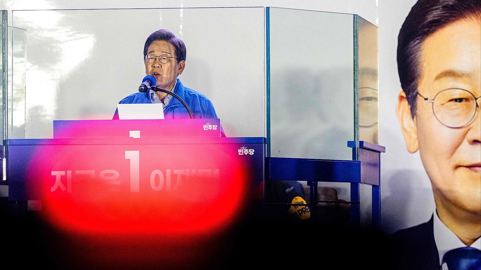 Lee Jae-myung habla en el escenario durante su último acto de campaña