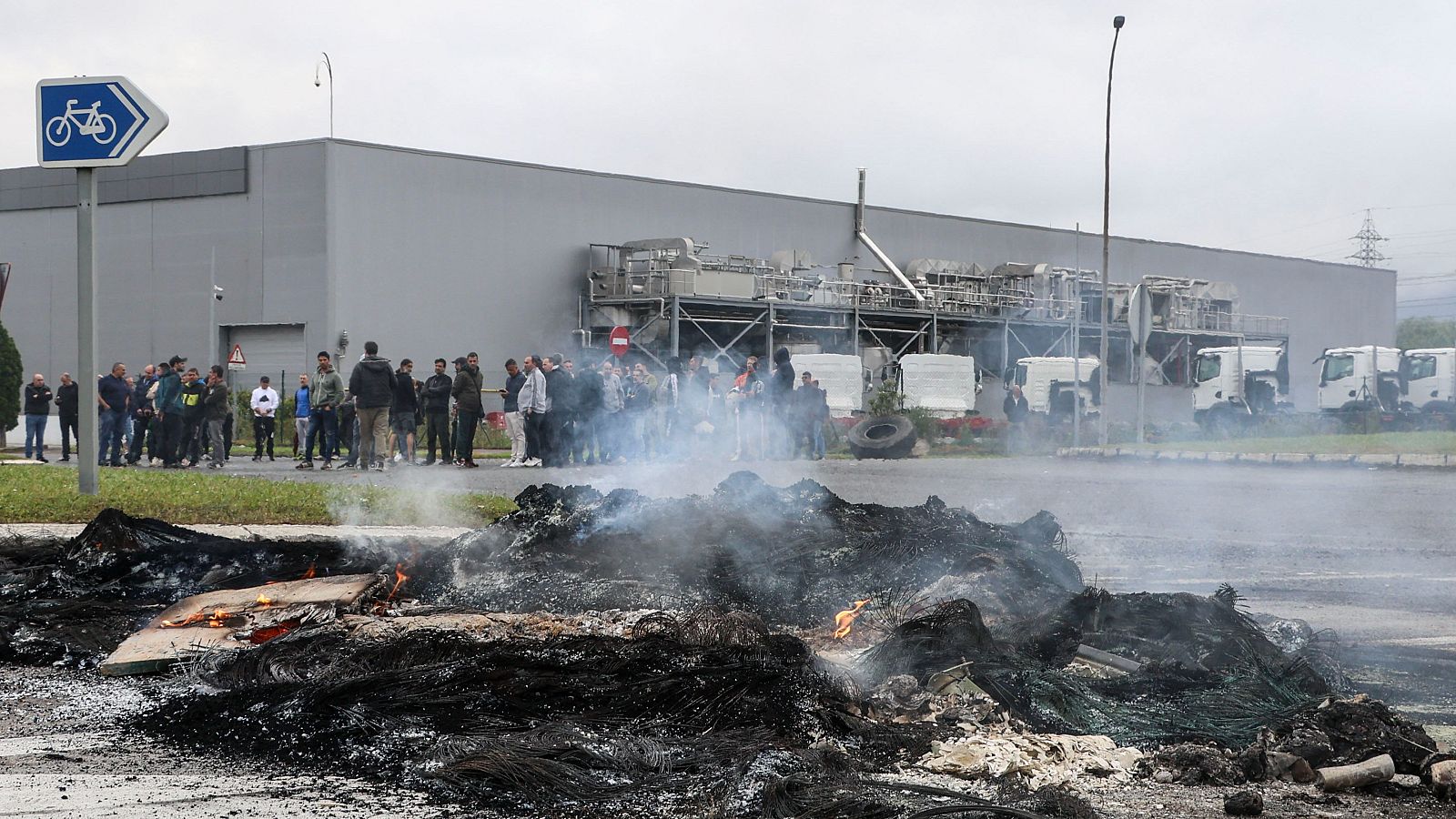 Hogueras y barricadas en una jornada de huelga del metal "sin incidentes" que cierra empresas "grandes y pequeñas"