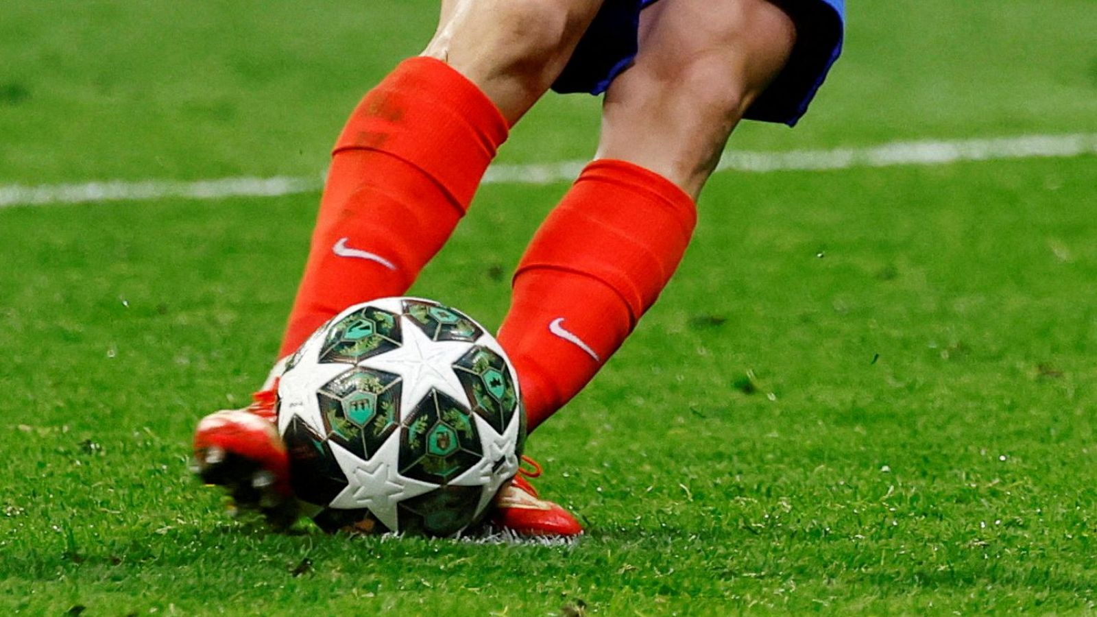 Momento en el que Julián Álvarez habría tocado dos veces el balón.