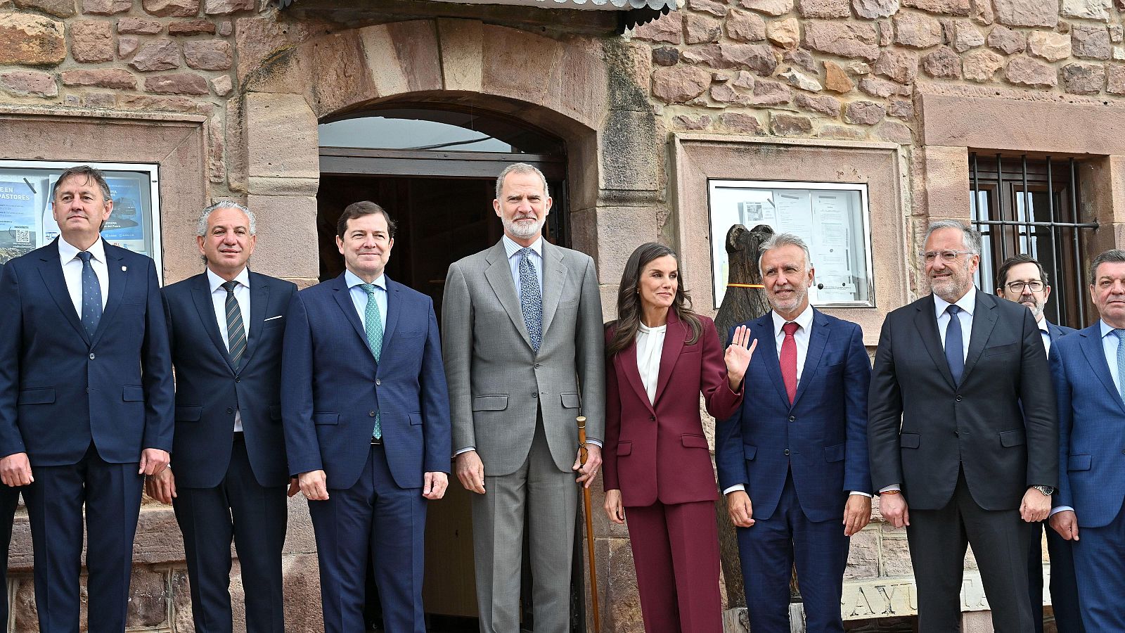 El rey y la reina, junto a otras autoridades políticas e institucionales, en el Ayuntamiento de Brañosera