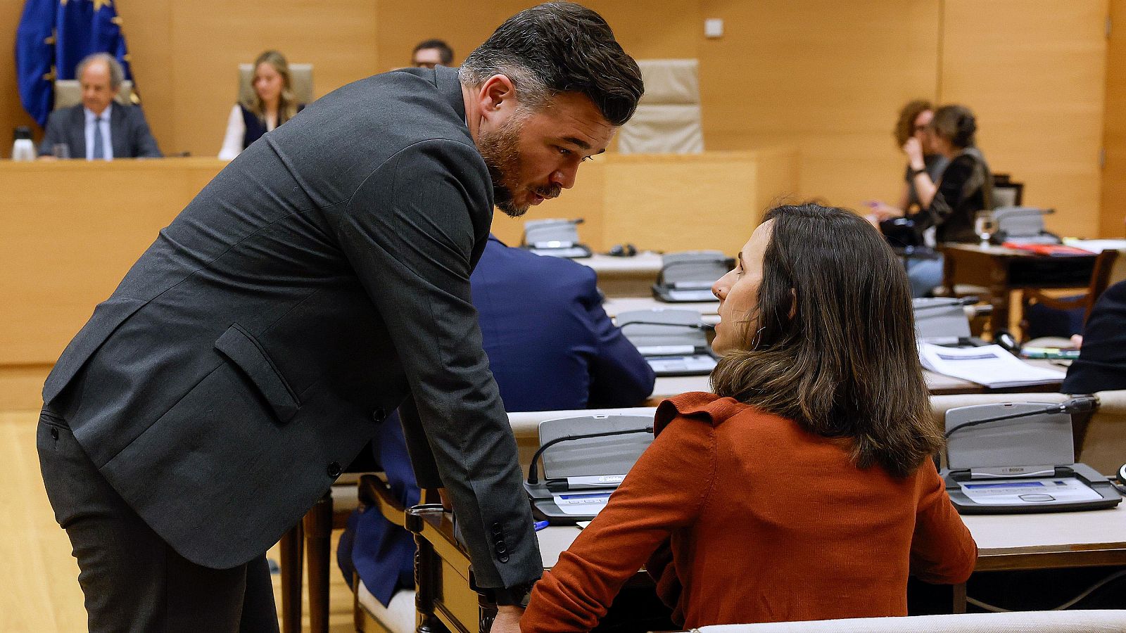 La líder de Podemos, Ione Belarra conversa con el portavoz de ERC, Gabriel Rufián, en marzo de 2025 en el Congreso