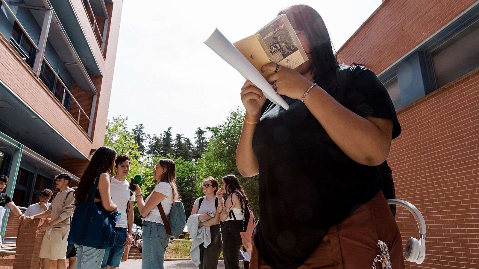 Una alumna repasa antes de realizar un examen de la PAU 2025 en Madrid