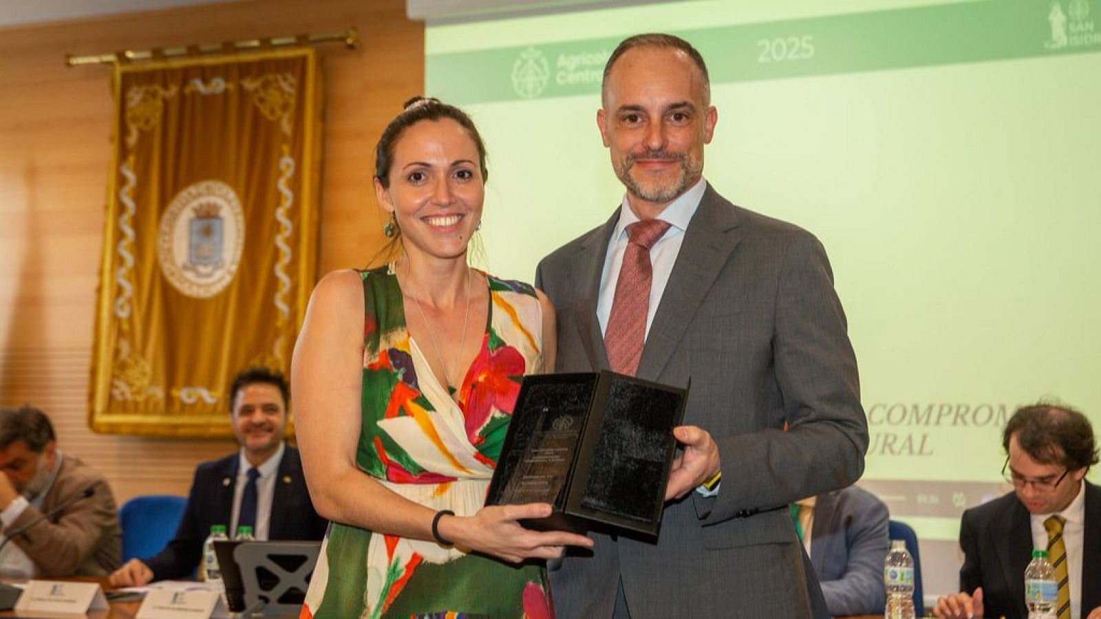 Bárbara Esteban, directora de 'Ruralitas', recogiendo el premio